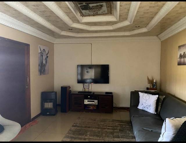 2 BEDROOM HOUSE FOR SALE IN TSAKANE